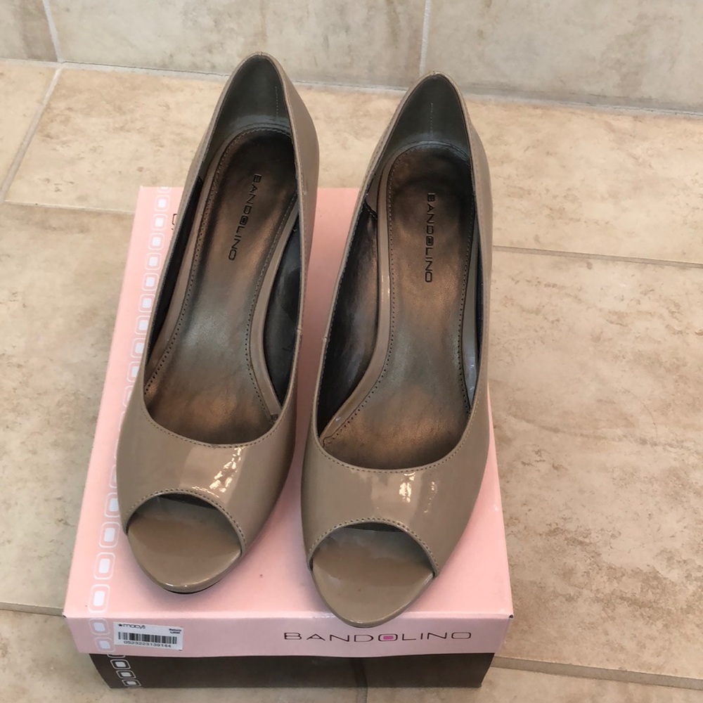 Bandolino nude peep toe heels